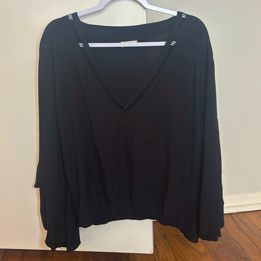Khush Blusa negra con manga tipo campana..!!